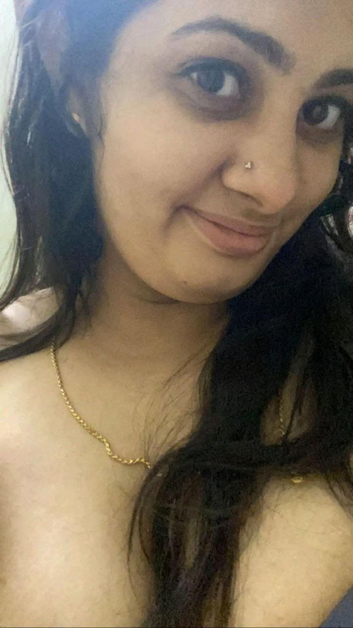 IT HR girl showing her huge melons in