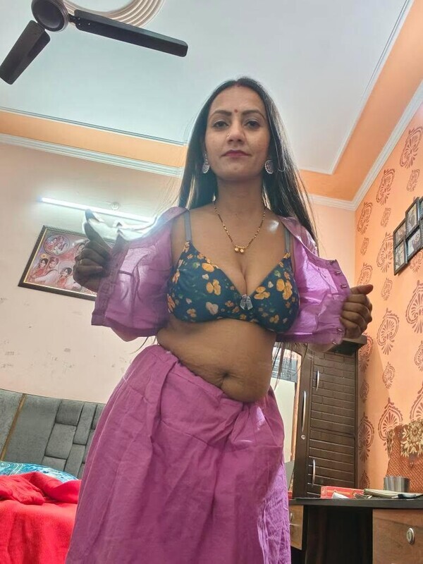 famous desi bhabhi topless big boobs