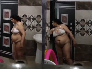 aunty in bra showing pussy before nude bath