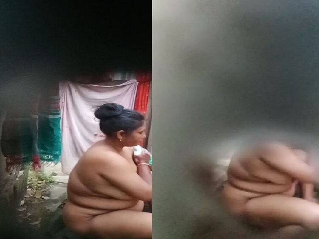 busty MILF outdoor nude bath viral cam