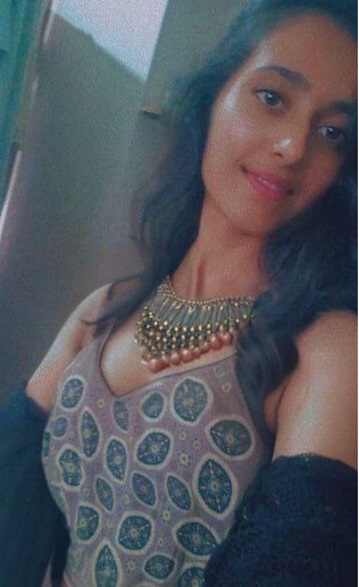 smooth white legs girl showing nude body to