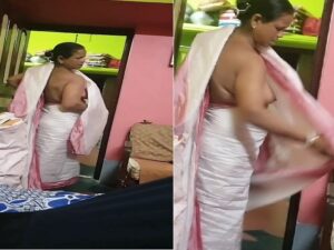 aunty wearing saree without blouse viral FSI
