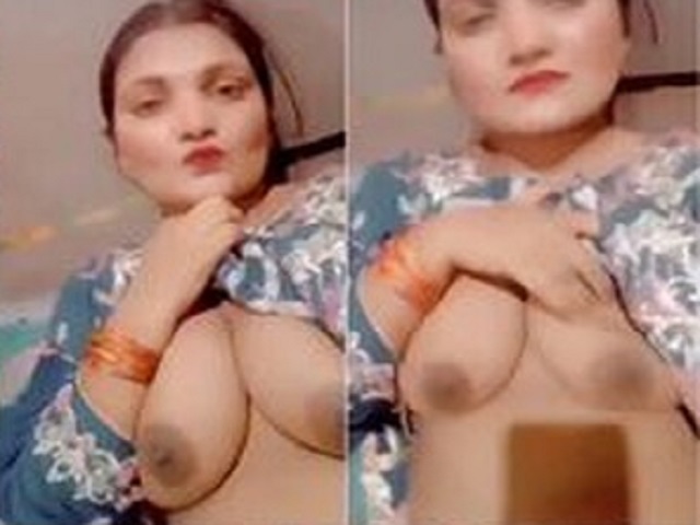 Pakistani lady selfie boobs show to impress her