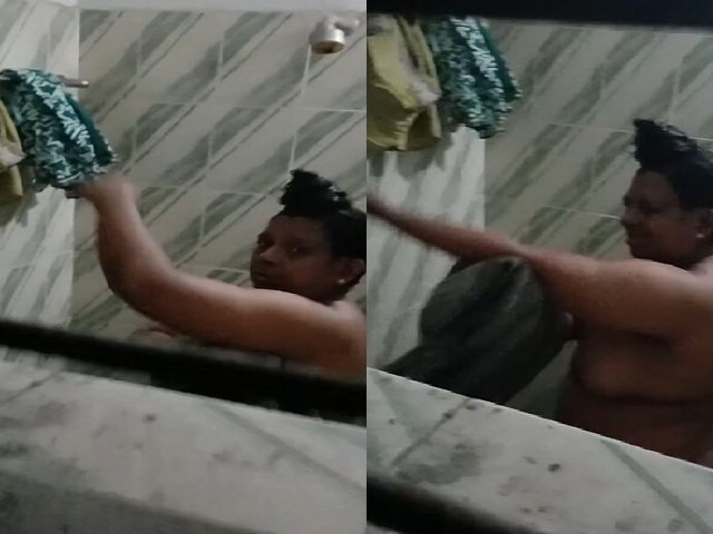 mature aunty in bathroom taking nude bath