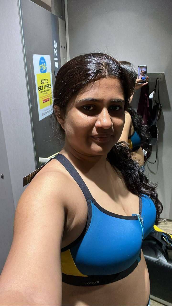 sexy married Indian bhabhi trying bra in trial