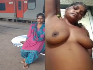 Bandra metro rail toilet me horny bhabhi