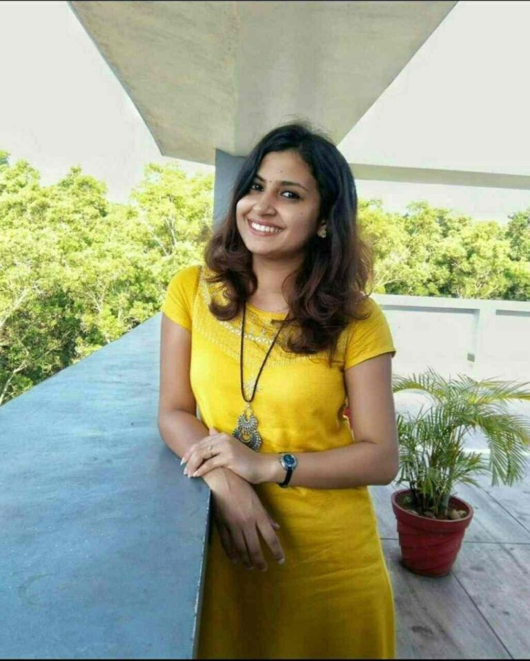 hottest Indian office girl topless photo for