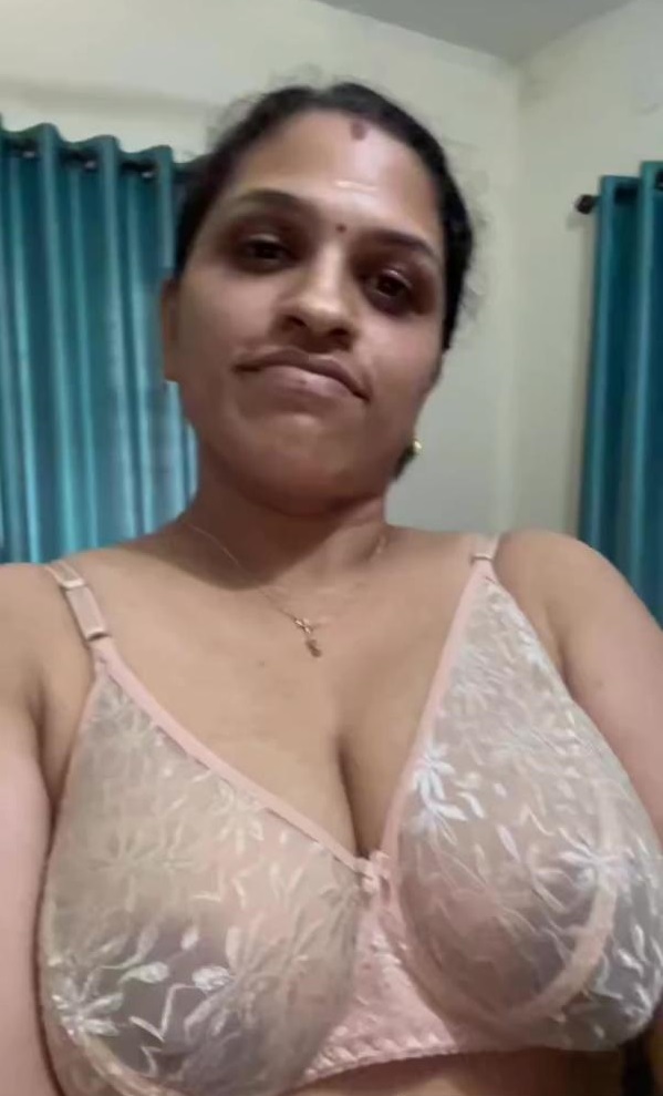 Tamil aunty Supriya shows big boobs and naked