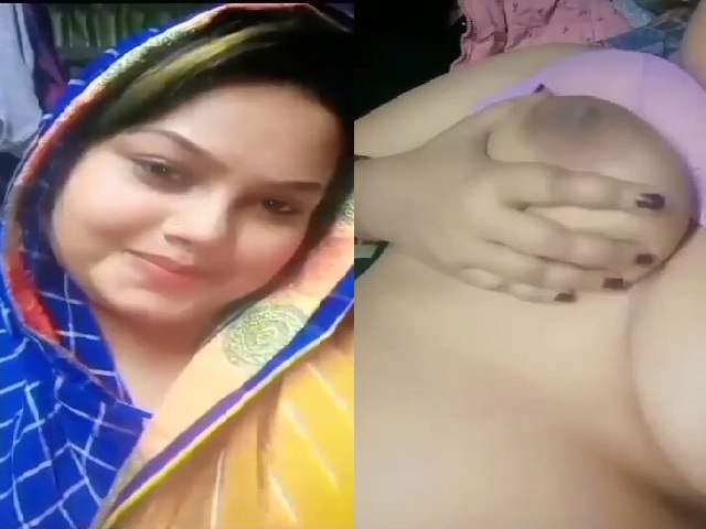 chubby village aunty showing muskmelon big