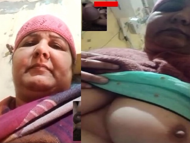 mature MILF nude selfie taken for Facebook