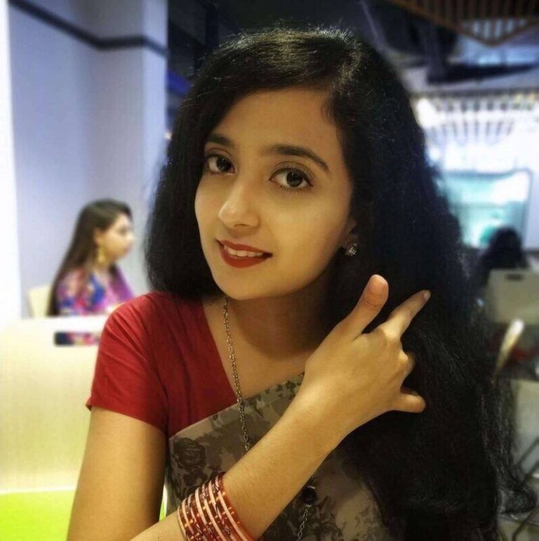 wife in red bra sucks big dick of her