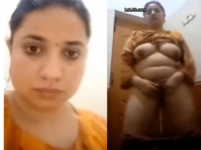 bhabhi shaking hip during fingering on live