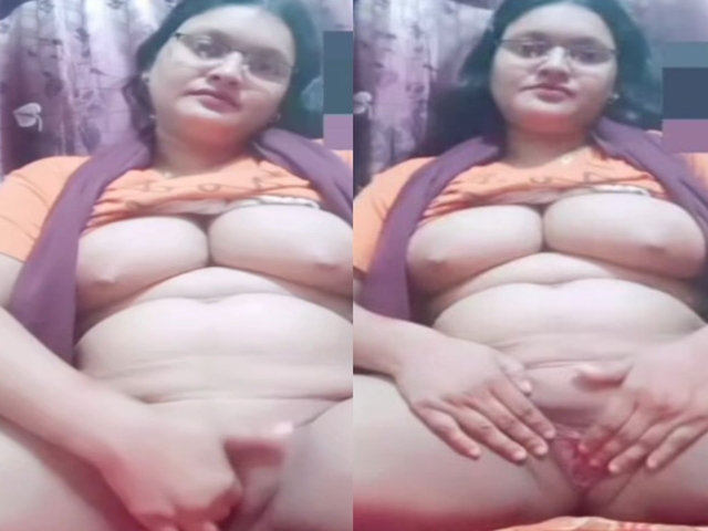 MILF in glasses fingering her horny pussy in nude