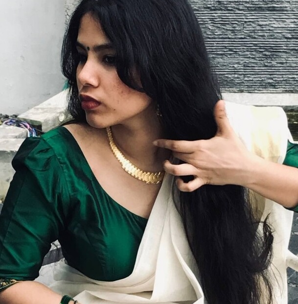 gorgeous mallu girlfriend boobs showing to