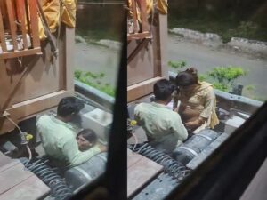 roadside romance and sex caught by employee viral