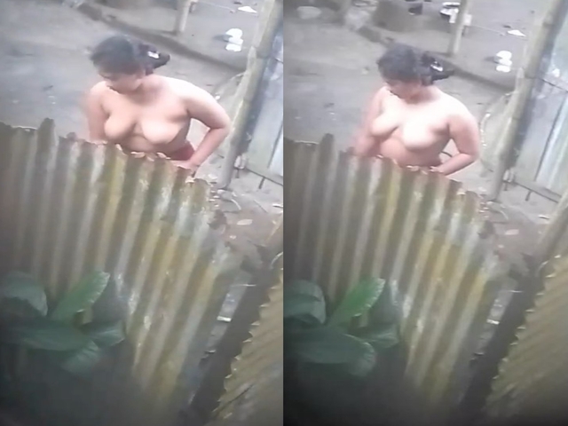 neighbour village bhabhi bathing caught on