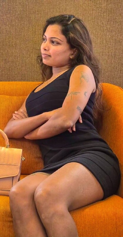 Srilankan influencer boob showing in hotel room
