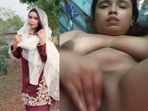 Bangladeshi xxx live cam boudi fingering her