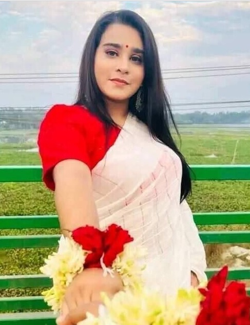 Bengali big boobs bhabi standing topless in