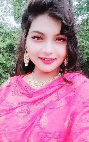 Bengali girl in saree shows naked boobs in