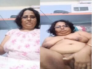 mature MILF dildoing pussy using chapati