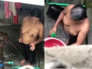 mature bhabhi bathing peeped by neighbor viral