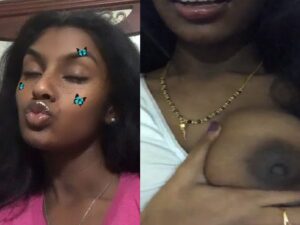 Malaysian Tamil girl showing dark boob in selfie