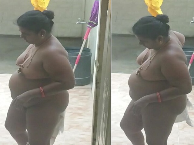 chubby Tamil mom bathing outdoor caught by