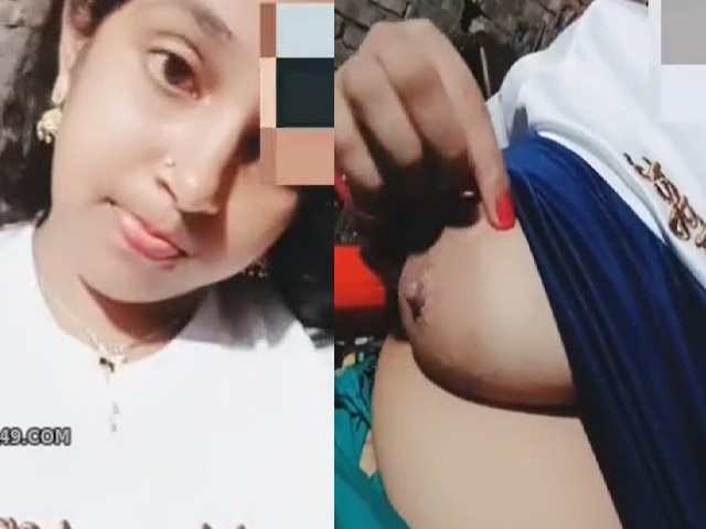 village bhabhi shows boobs for secret lover viral