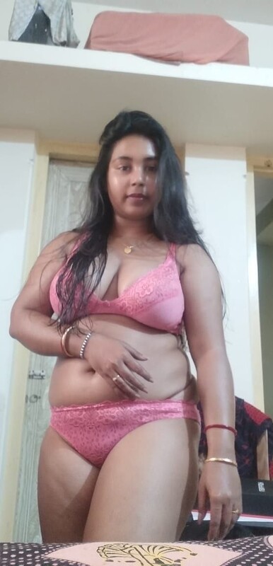 bubbly Indian girl with big boobs showing in bra and